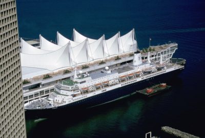 Le Canada Place et la paquebot Noordam. Photo © André M. Winter