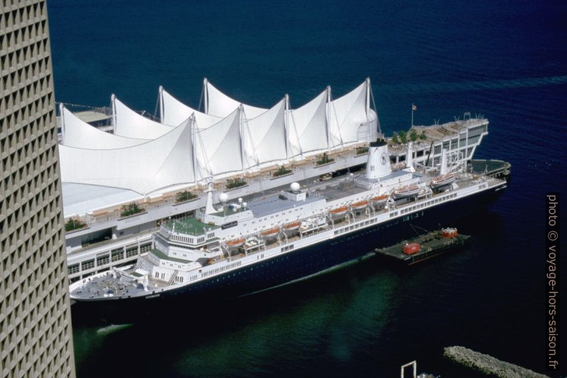 Le Canada Place et la paquebot Noordam. Photo © André M. Winter