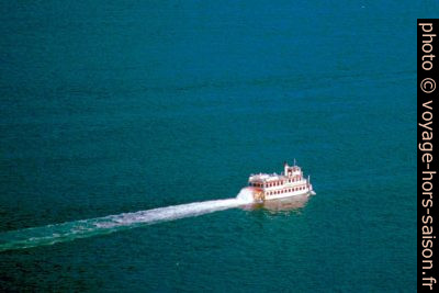 Un bateau à aubes dans le Burrad Inlet. Photo © André M. Winter