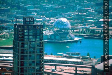 Vancouver Science World au bord du False Creek. Photo © André M. Winter