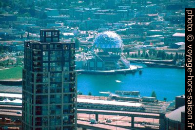 Vancouver Science World au bord du False Creek. Photo © André M. Winter