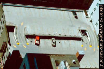 Un parking à étages vu d'en haut. Photo © André M. Winter