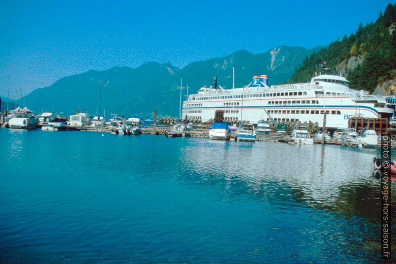 Le ferry et l'embarcadère dans la Horseshoe Bay. Photo © André M. Winter