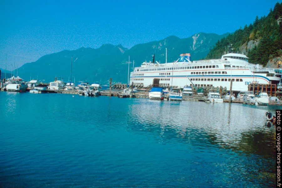 Le ferry et l'embarcadère dans la Horseshoe Bay. Photo © André M. Winter