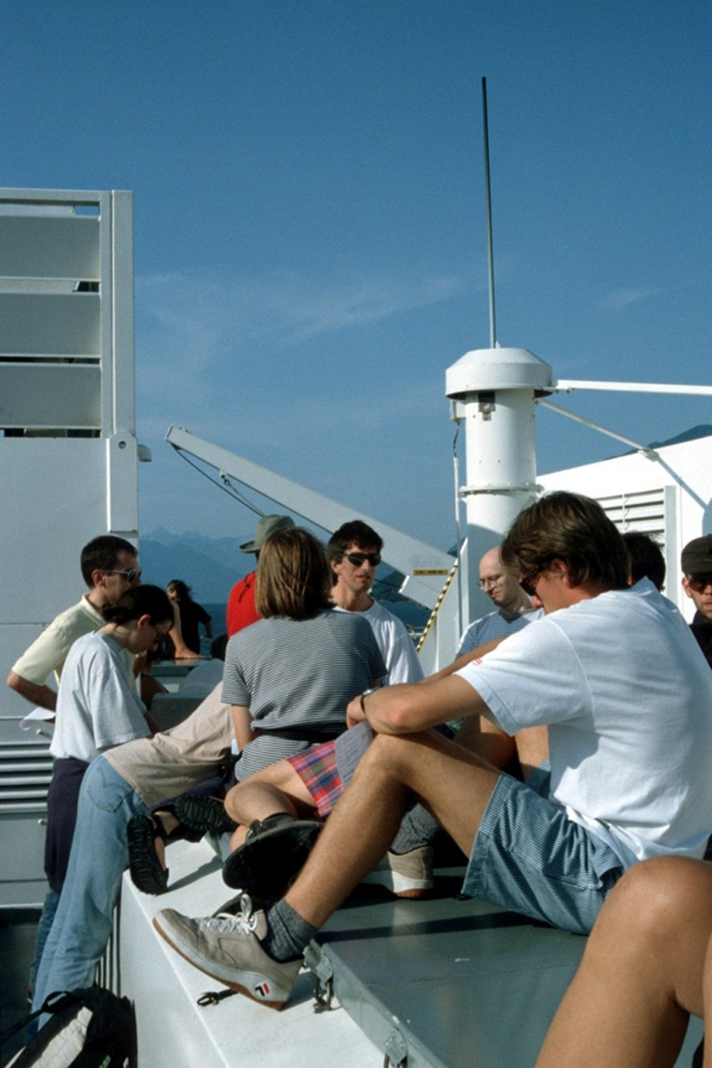 Cours de géo sur le pont du ferry. Photo © Peter Sykora