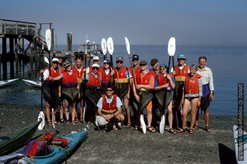 Notre groupe avant l'embarquement dans les canoës de mer. Photo © Peter Sykora