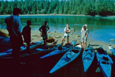 Débarquement en canoës à Meares Island. Photo © André M. Winter