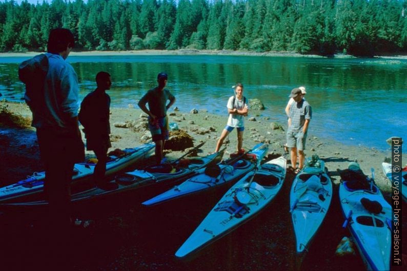 Débarquement en canoës à Meares Island. Photo © André M. Winter