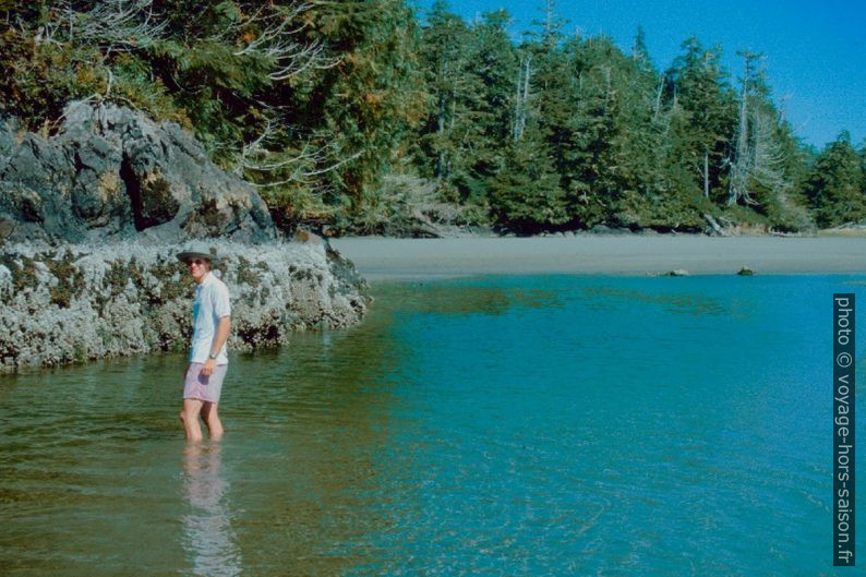 André dans l'eau tiède d'un estuaire de rivière sur Ahous Bay Beach. Photo © Alex Medwedeff