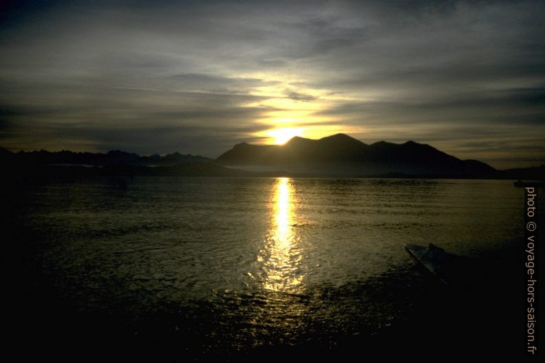 Lever de soleil au-dessus de Meares Island. Photo © André M. Winter