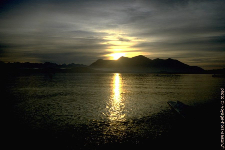 Lever de soleil au-dessus de Meares Island. Photo © André M. Winter