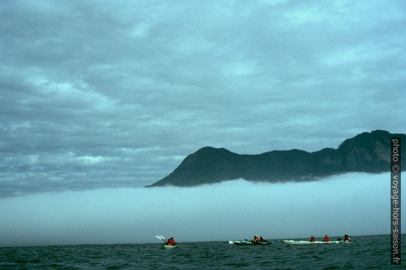 Nous sommes accompagnés par des bancs de brume. Photo © Peter Sykora