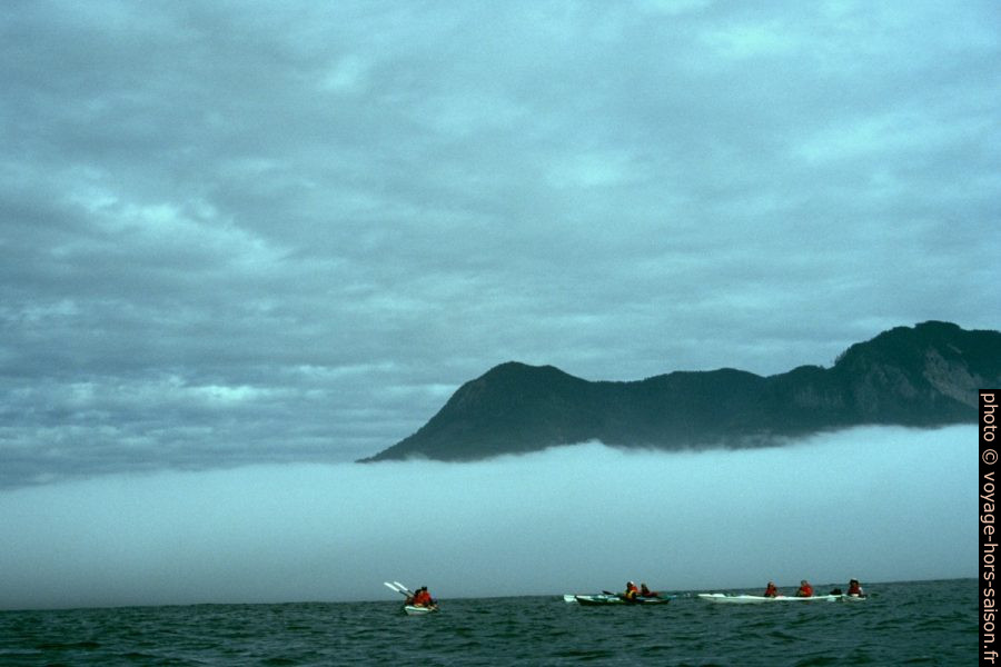 Nous sommes accompagnés par des bancs de brume. Photo © Peter Sykora