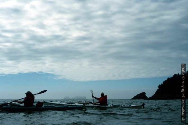 Deux de nos guides en canoë. Photo © Peter Sykora