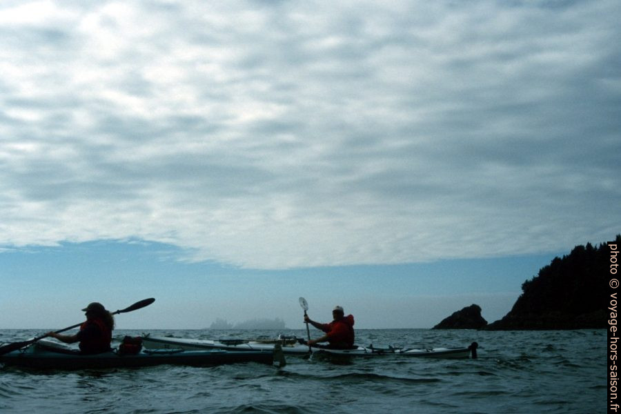 Deux de nos guides en canoë. Photo © Peter Sykora