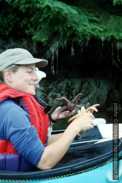 Brynn avec des étoiles de mer. Photo © Peter Sykora