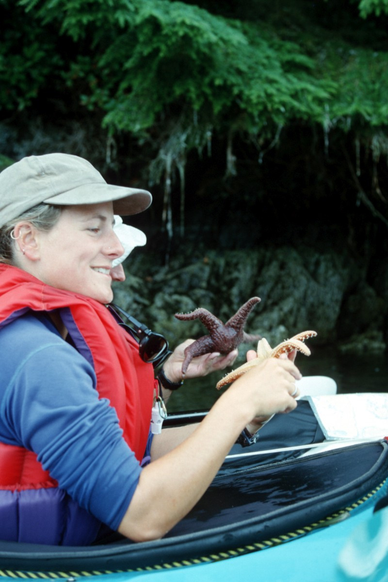 Brynn avec des étoiles de mer. Photo © Peter Sykora