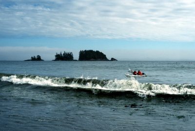 Un canoë de mer double arrive pour débarquer sur Flores Island. Photo © Peter Sykora