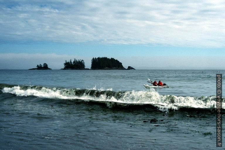 Un canoë de mer double arrive pour débarquer sur Flores Island. Photo © Peter Sykora