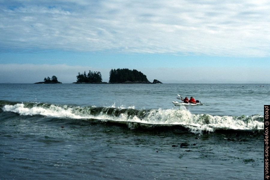 Un canoë de mer double arrive pour débarquer sur Flores Island. Photo © Peter Sykora