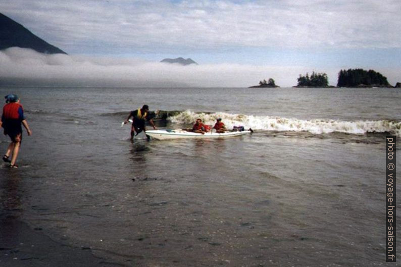 Débarquement difficile avec les vagues sur le White Cove Beach. Photo © Peter Sykora