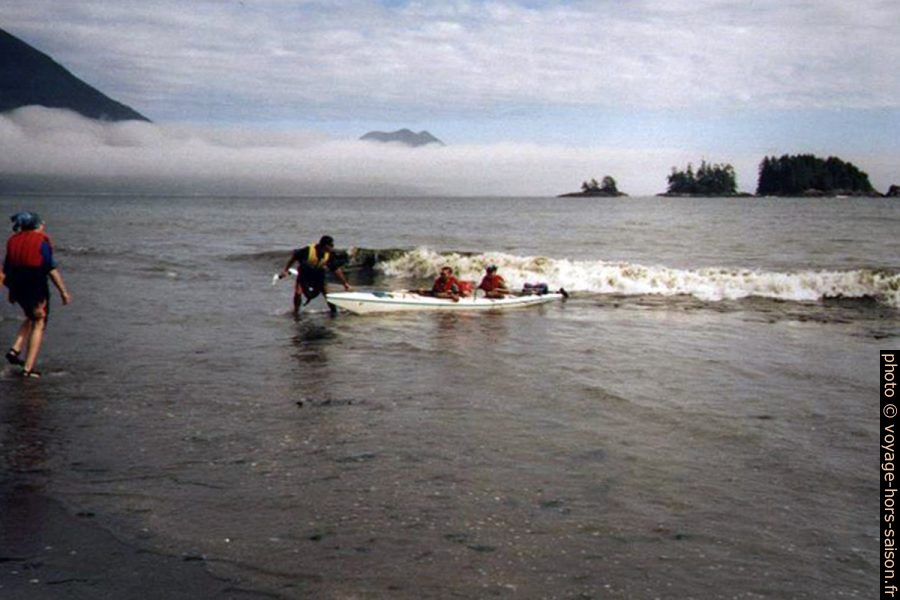 Débarquement difficile avec les vagues sur le White Cove Beach. Photo © Peter Sykora