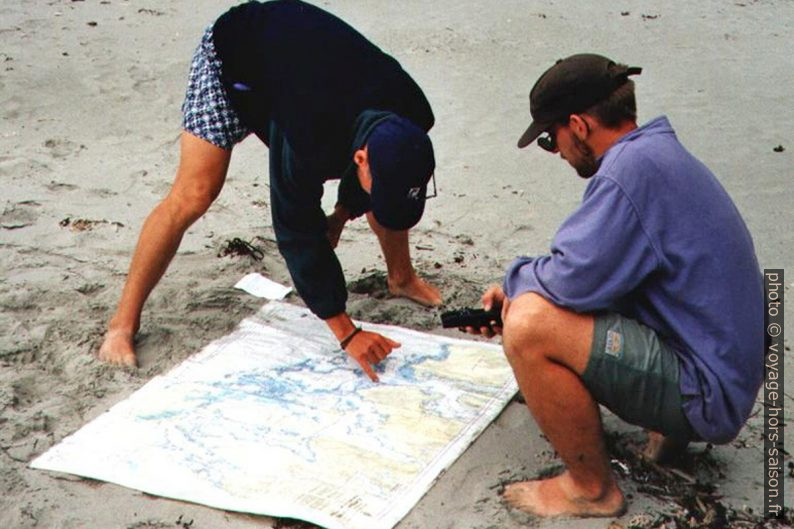Peter et Martin étudient la carte marine de Flores Island. Photo © COKA