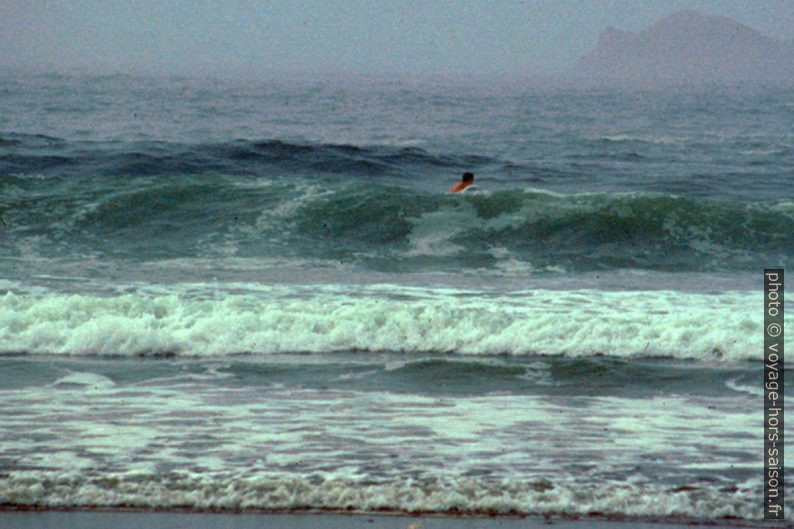 Peter surfe avec un morceau de polystyrène dans l'Océan Pacifique. Photo © André M. Winter