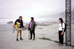 Discussions entre un professeur et un habitant de Flores Island. Photo © Lorenz Hurni