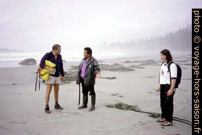 Discussions entre un professeur et un habitant de Flores Island. Photo © Lorenz Hurni