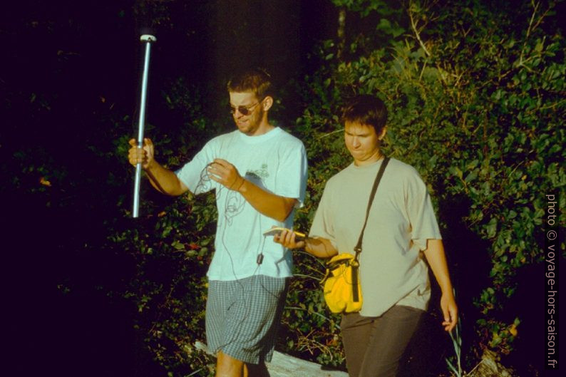 Alex et Martin relèvent un tracé GPS sur White Cove Beach. Photo © André M. Winter