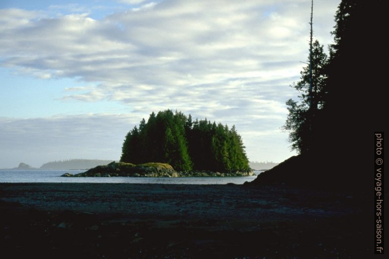 Îles Kutcous Islets devant la partie ouest de White Cove Beach. Photo © André M. Winter