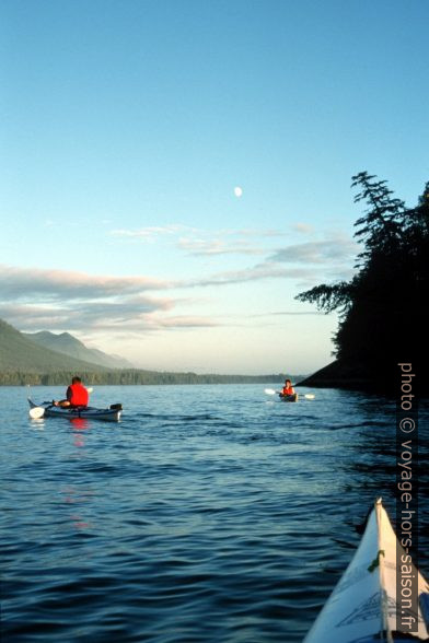 Les canoës de mer. Photo © Peter Sykora