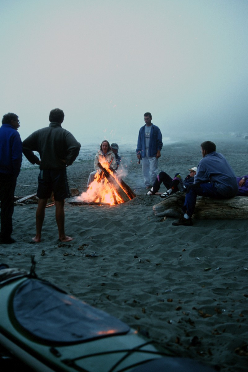 Autour d'un feu sur la plage de White Cove. Photo © Peter Sykora