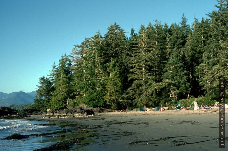 Nos tentes sur une plage au nord de l'Île de Vargas. Photo © André M. Winter