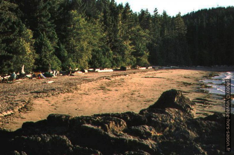 Notre camp au nord de Vargas Island. Photo © COKA