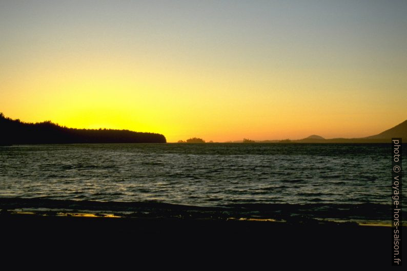 Coucher du soleil au nord de Vargas Island. Photo © André M. Winter