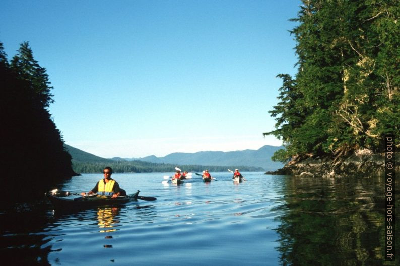 En canoë dans la lumière matinale. Photo © Peter Sykora