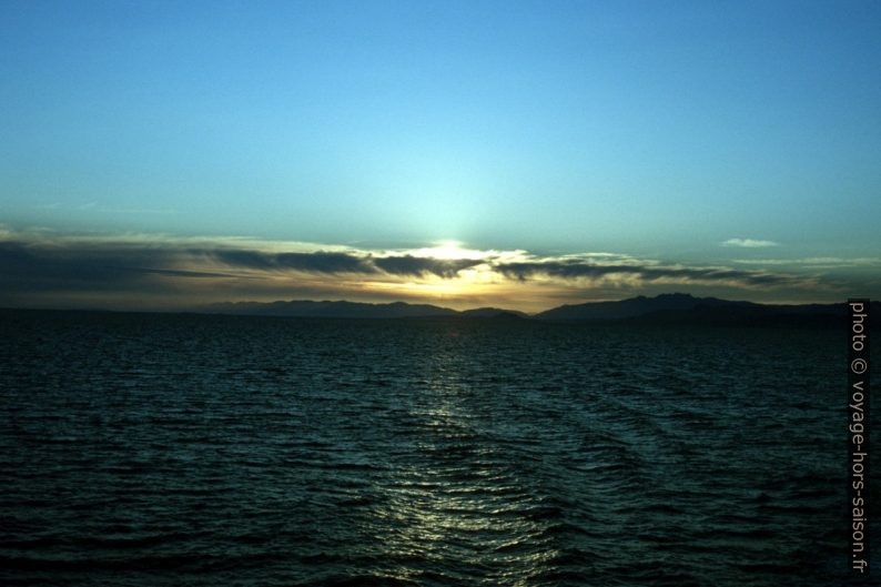 Coucher de soleil vu du ferry vers Vancouver. Photo © Peter Sykora