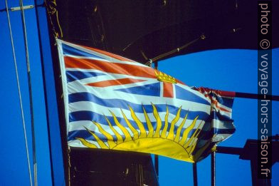 Drapeau de British-Columbia sur le ferry. Photo © André M. Winter