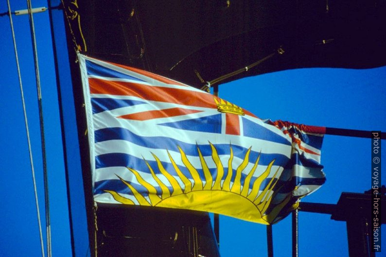 Drapeau de British-Columbia sur le ferry. Photo © André M. Winter