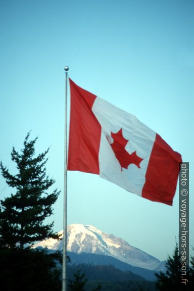 Le drapeau canadien et le Mount Baker. Photo © Peter Sykora