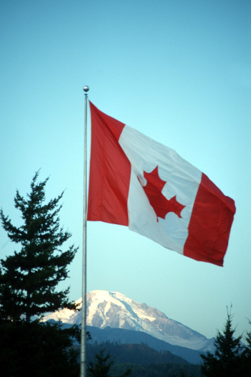 Le drapeau canadien et le Mount Baker. Photo © Peter Sykora