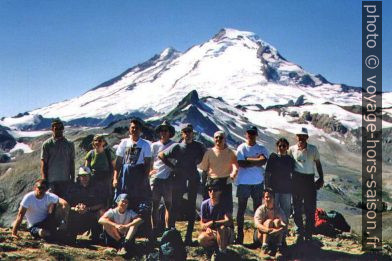 Notre groupe devant le Mount Baker. Photo © COKA