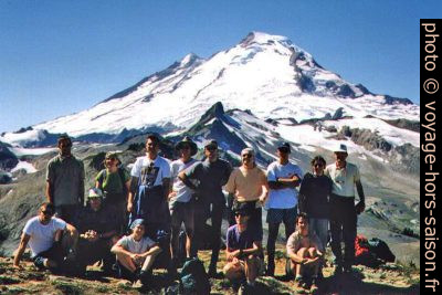 Notre groupe devant le Mount Baker. Photo © COKA