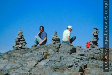 Pause entre les grands cairns. Photo © André M. Winter