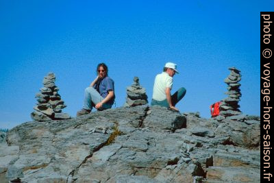 Pause entre les grands cairns. Photo © André M. Winter