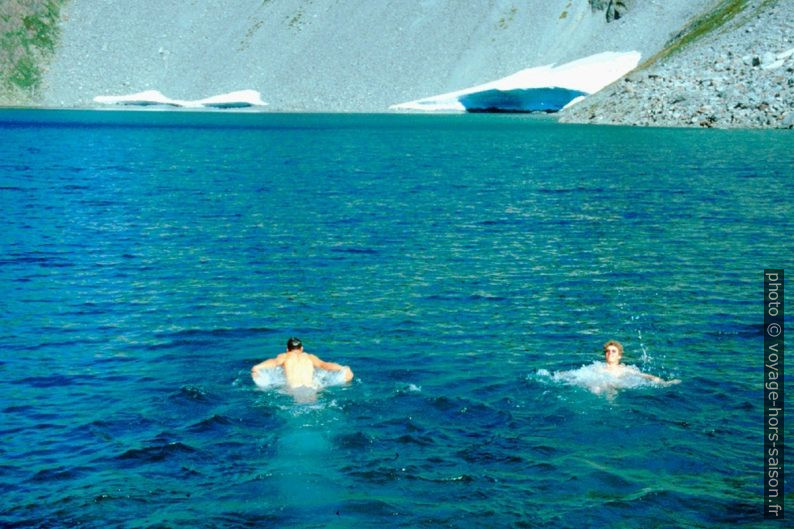Peter et André dans l'Iceberg Lake. Photo © Alex Medwedeff
