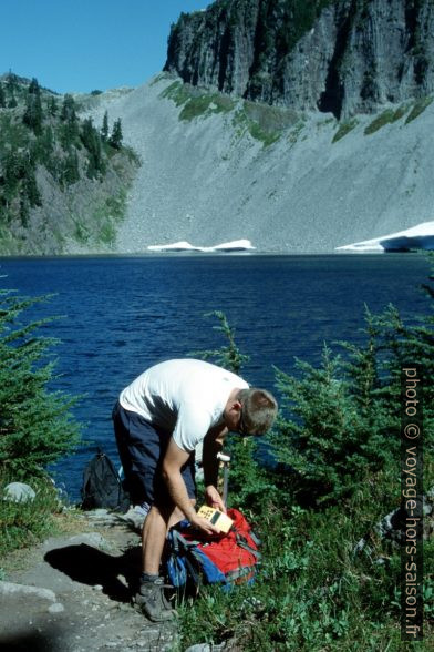 Manutention du GPS près de l'Iceberg Lake. Photo © Peter Sykora