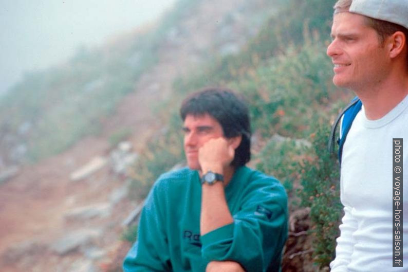 Charly et Mike dans la brume. Photo © André M. Winter